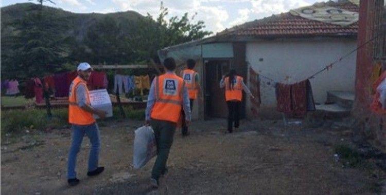 Üniversiteli öğrenciler, Suriyeli mültecilere yardım eli uzattı - Yeni Asya Gazetesi